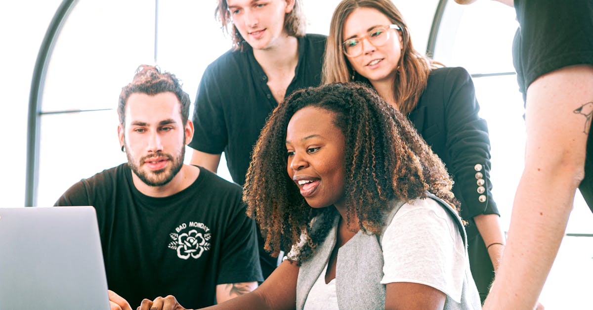 Equipe discutindo estratégias de marketing para microinfluenciadores