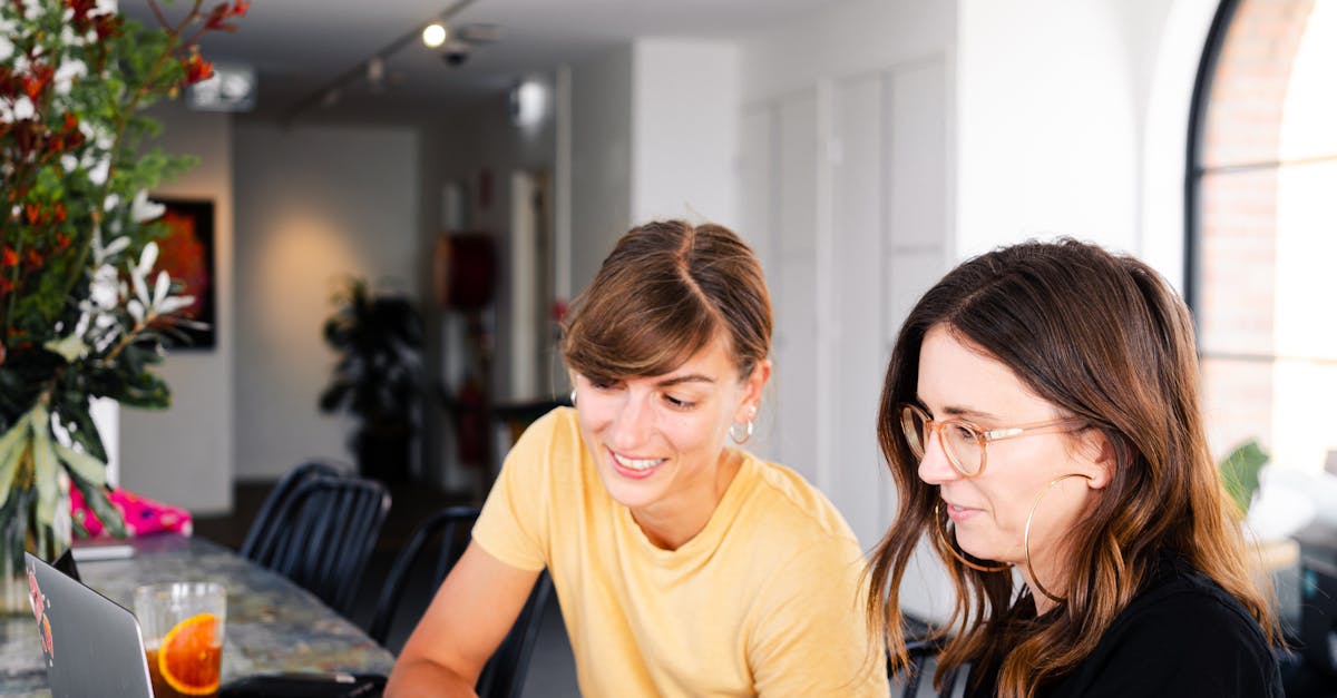 Mesa com anotações e dispositivos usados para planejar estratégias de mídia social