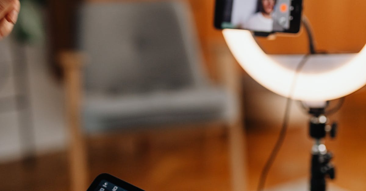 Mesa com laptop, celular e blocos de anotações para criação de conteúdo digital