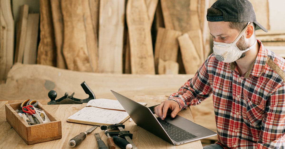 Microempreendedor trabalhando com smartphone e laptop em um ambiente comercial