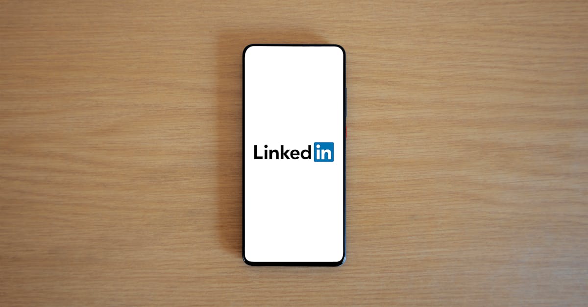 Pessoa analisando dados de redes sociais em telas com gráficos e métricas