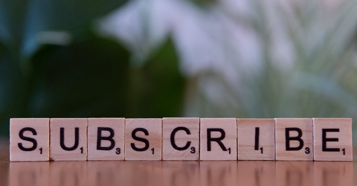 Pessoa analisando ferramentas de marketing para redes sociais no computador