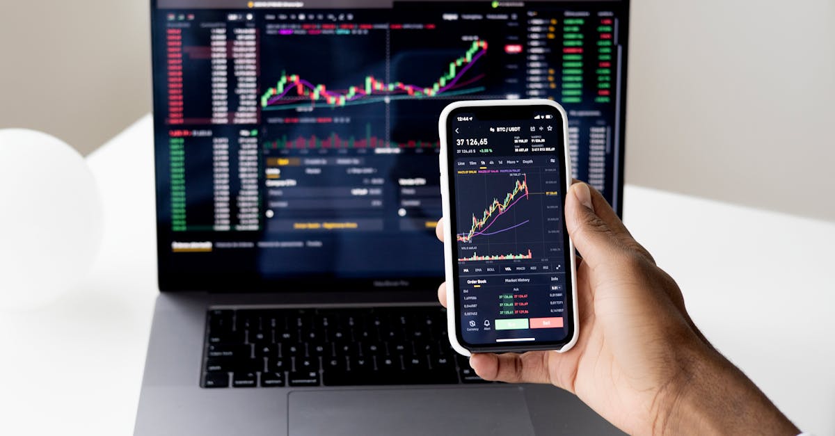 Pessoa analisando gráficos e dados para estratégias de marketing digital