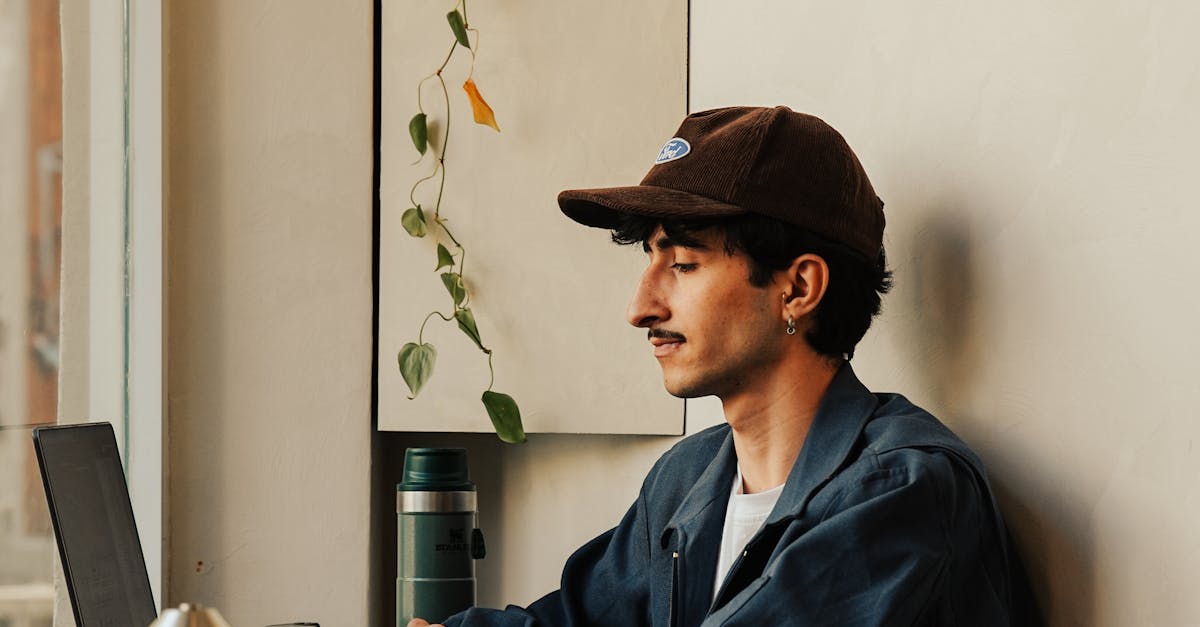 Pessoa criando conteúdo para redes sociais usando computador e celular