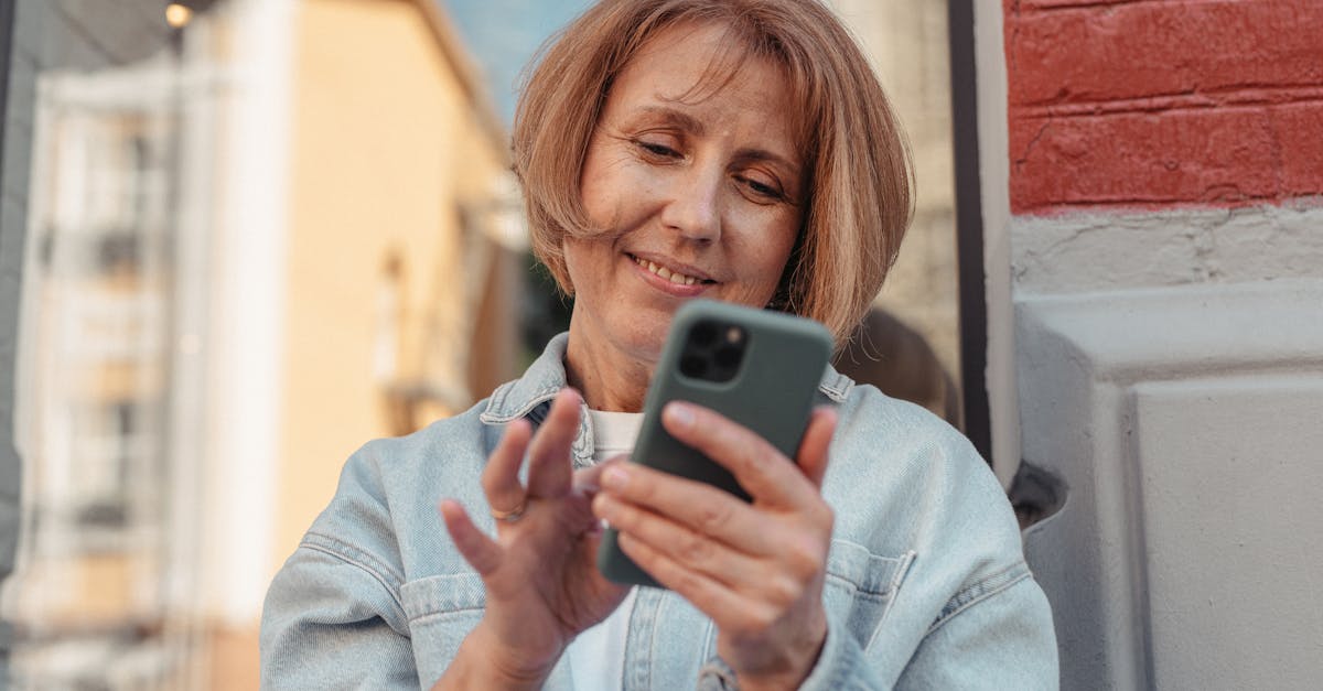 Pessoa escrevendo comentário em smartphone como exemplo prático