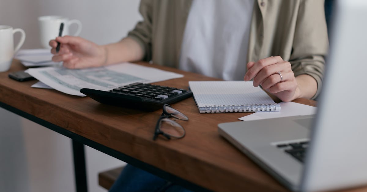 Pessoa trabalhando no notebook com ferramentas digitais para engajamento