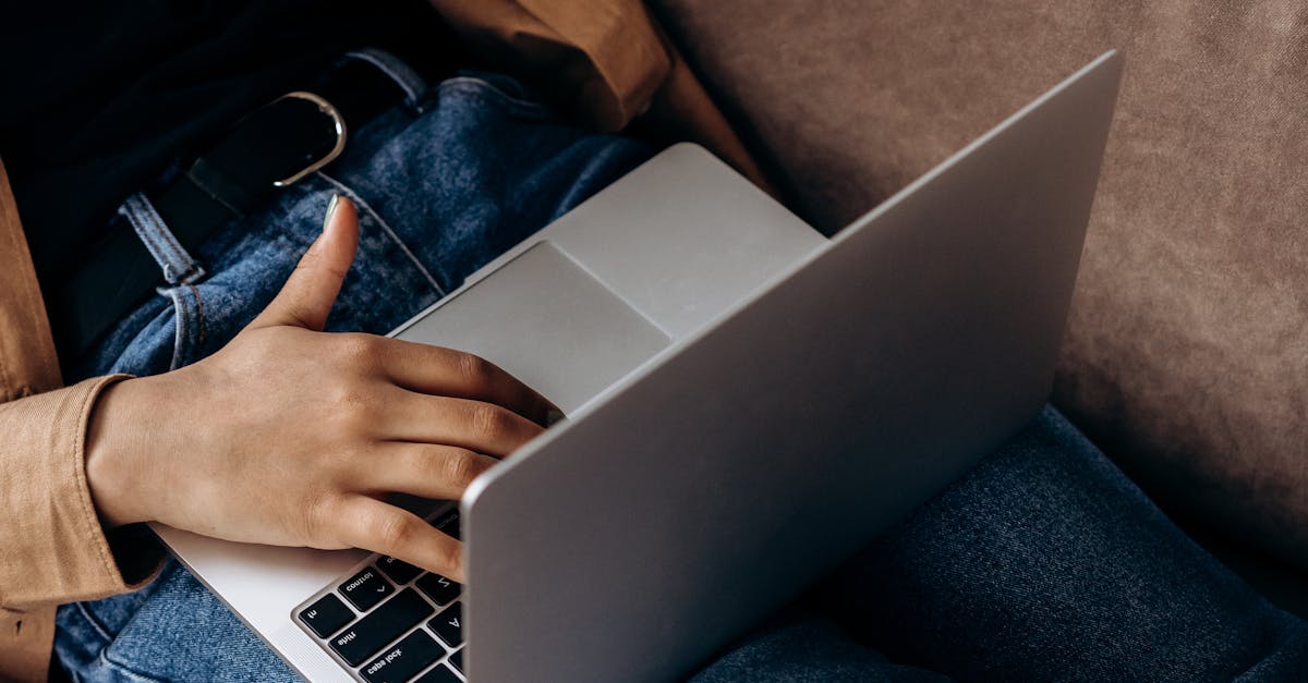 Pessoa trabalhando no notebook com foco em estratégias digitais