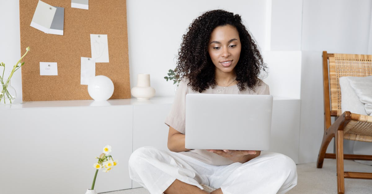 Pessoa usando laptop para planejar e analisar ferramentas digitais de engajamento