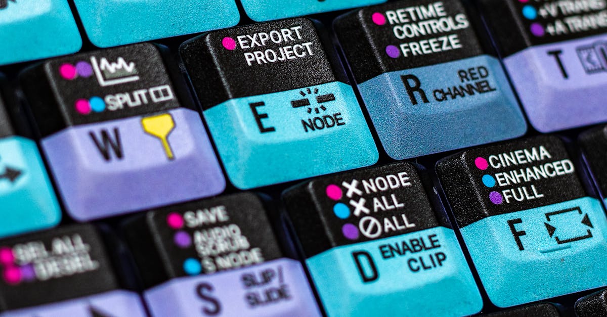 Tela de computador com ferramentas de edição de vídeo abertas