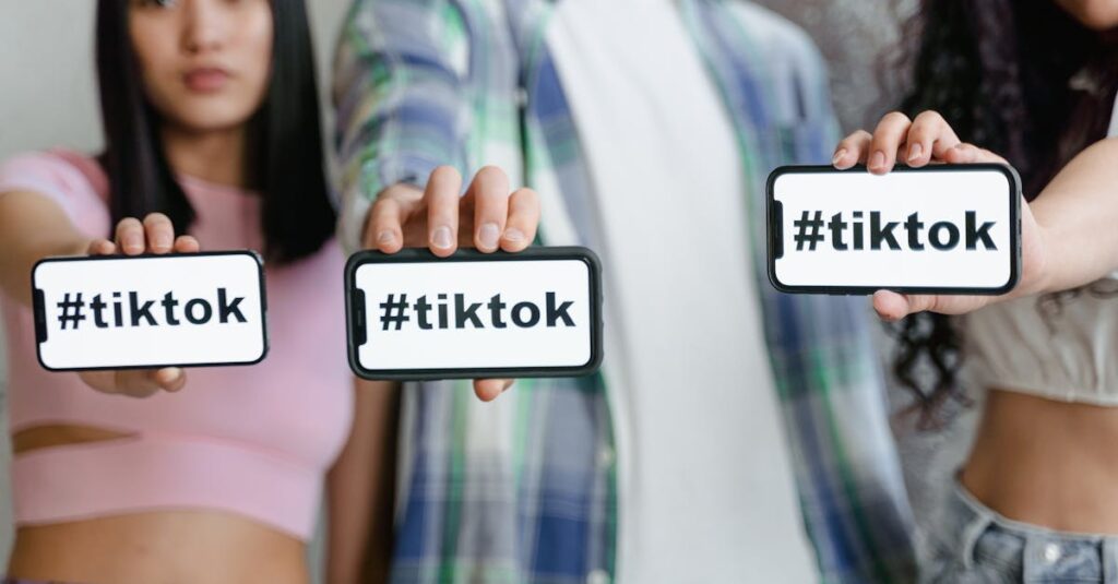 Pessoa interagindo com conteúdo do TikTok em celular moderno
