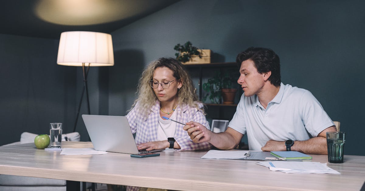 Equipe analisando dados em laptop durante estudo de caso