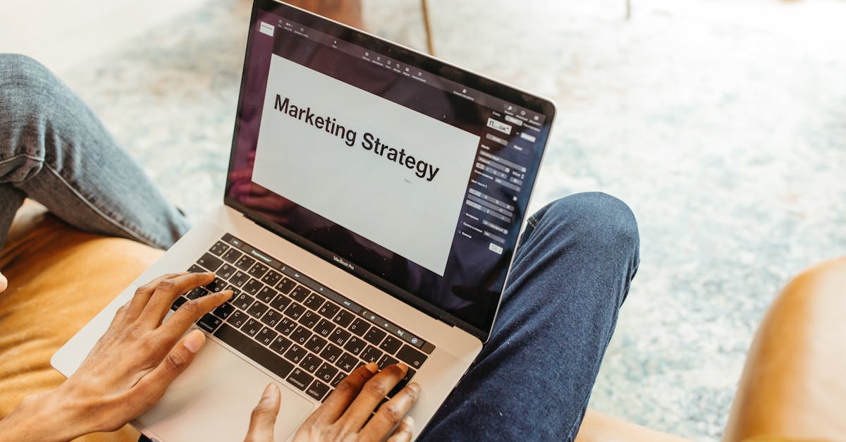 Equipe discutindo estratégias de marketing digital em reunião prática