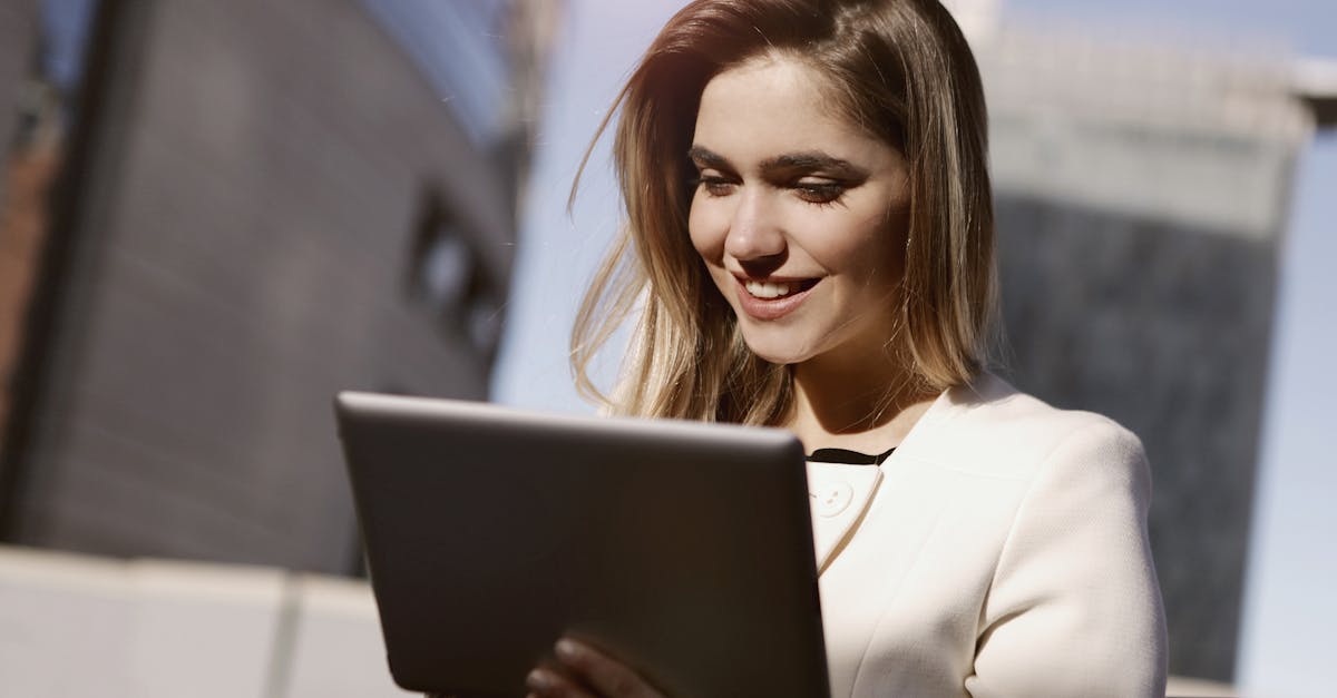 Equipe discutindo estratégias para engajamento em redes sociais com laptops e celular