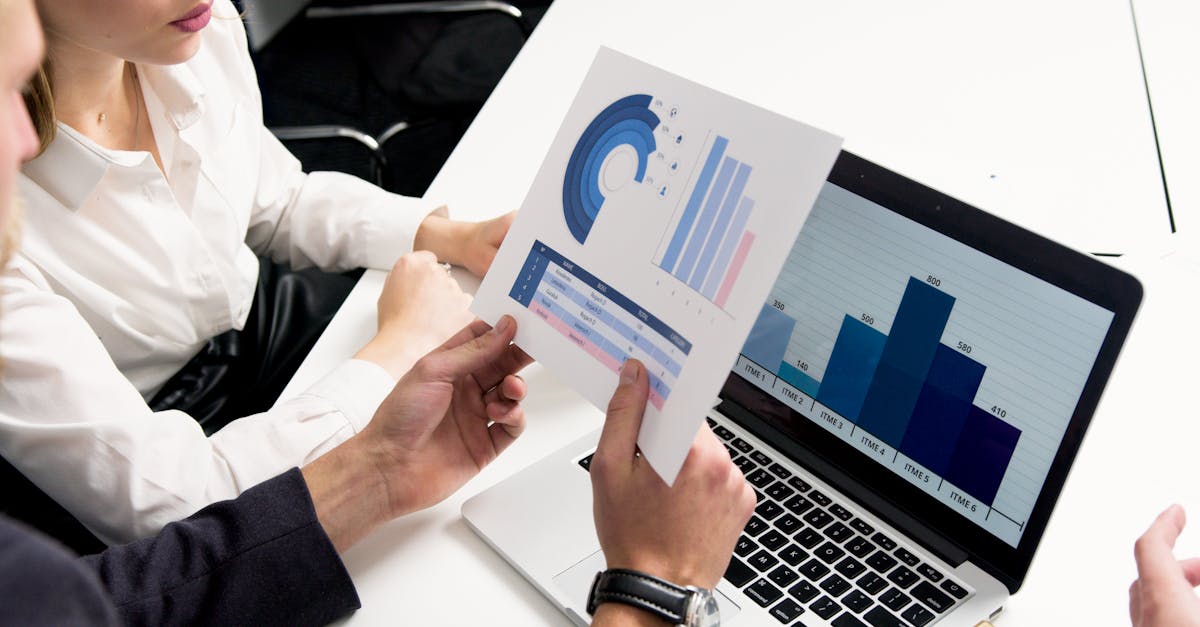 Equipe discutindo estratégias práticas para crescimento e engajamento digital