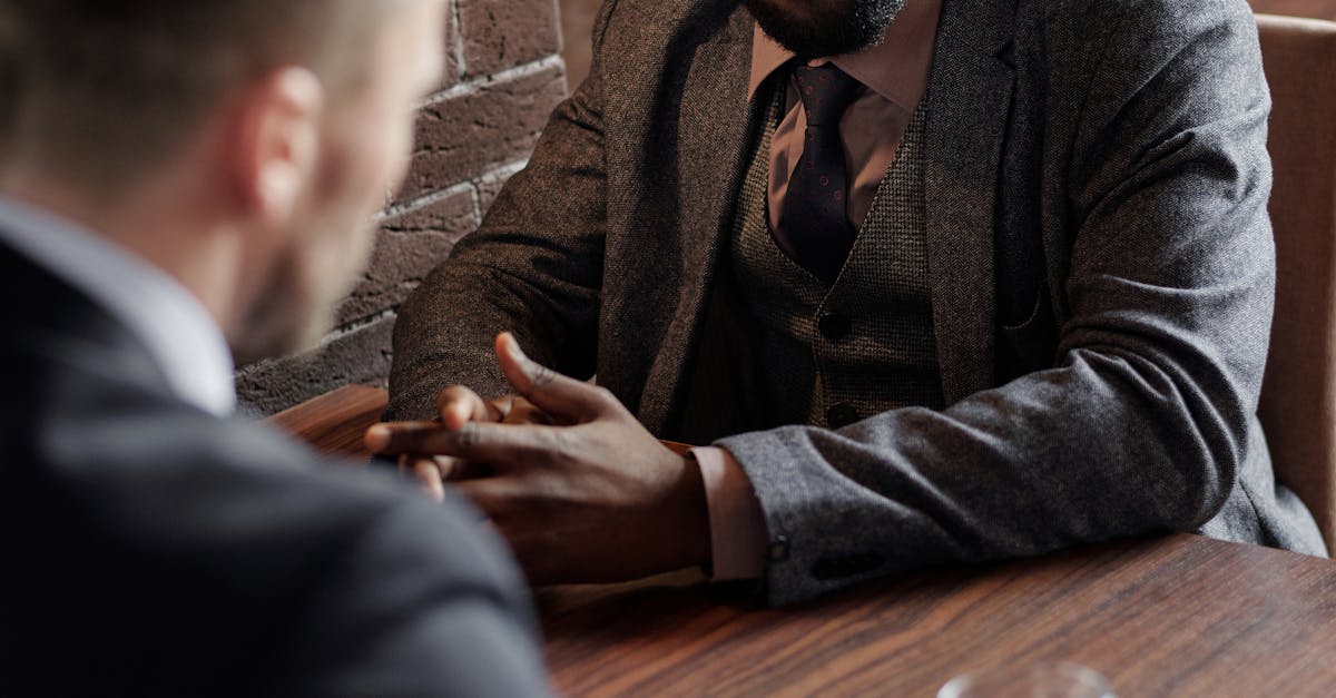 Equipe discutindo estratégias usando métricas e dados em reunião