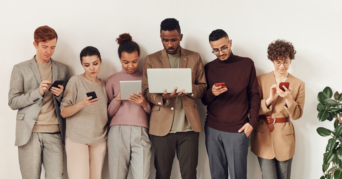 Grupo colaborando usando smartphones para estratégias sociais locais