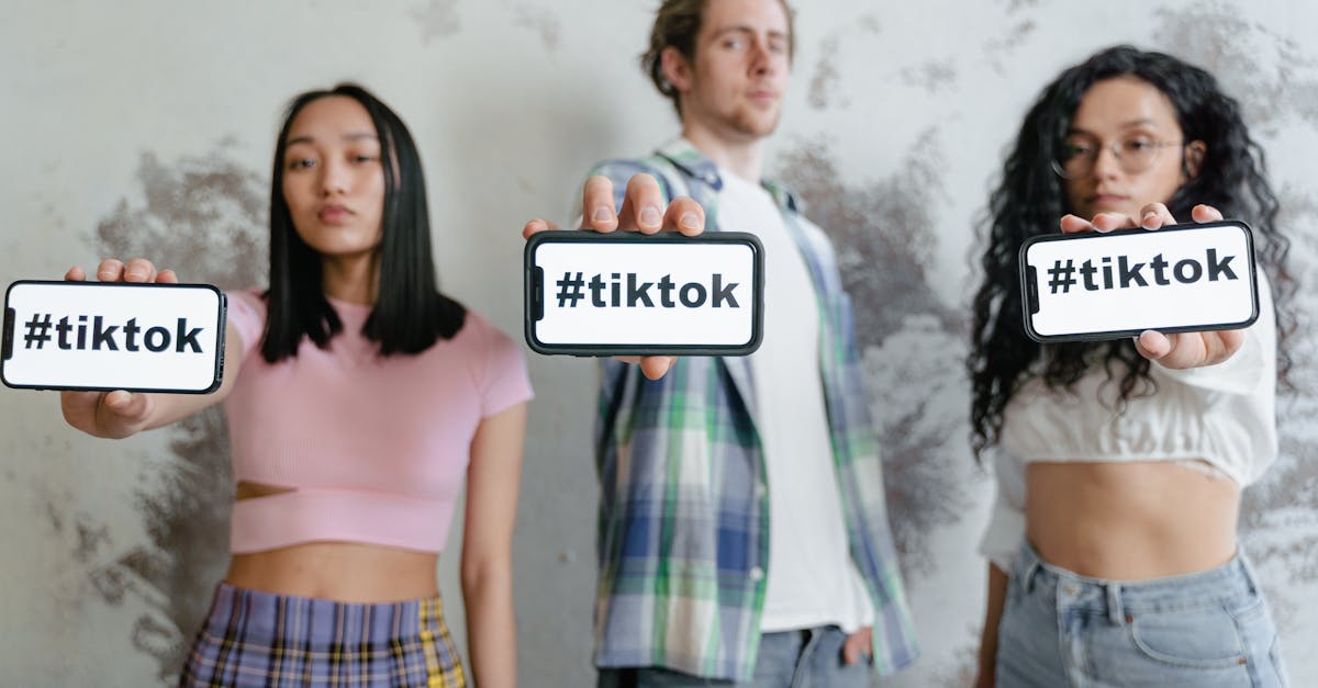 Grupo de pessoas discutindo estratégias de engajamento em redes sociais