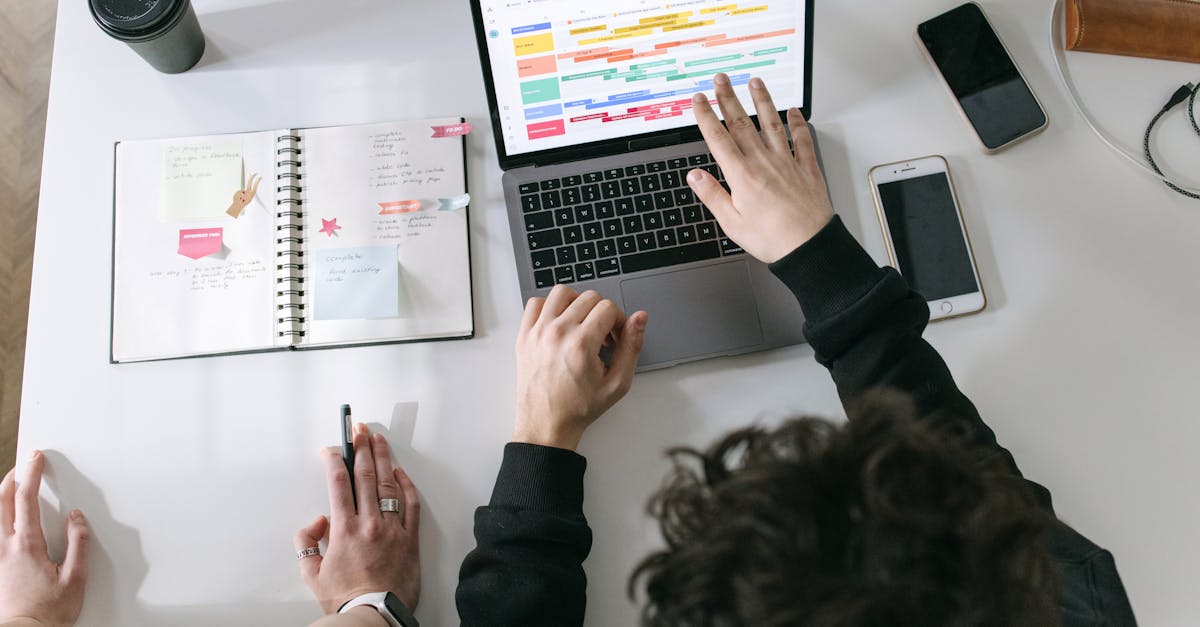 Grupo discutindo ideias práticas para aumentar engajamento local