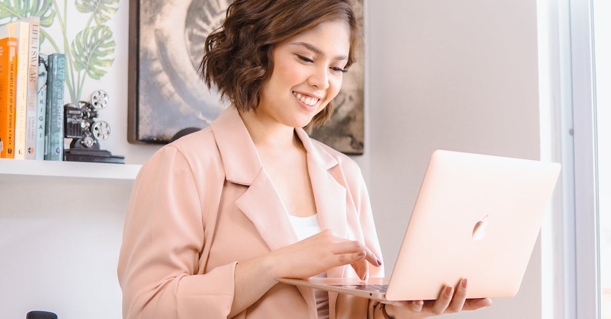 Influenciador digital criando conteúdo para aumentar o engajamento online