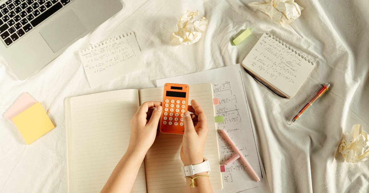 Mesa com notebook e caderno ferramentas para planejar conteúdos digitais