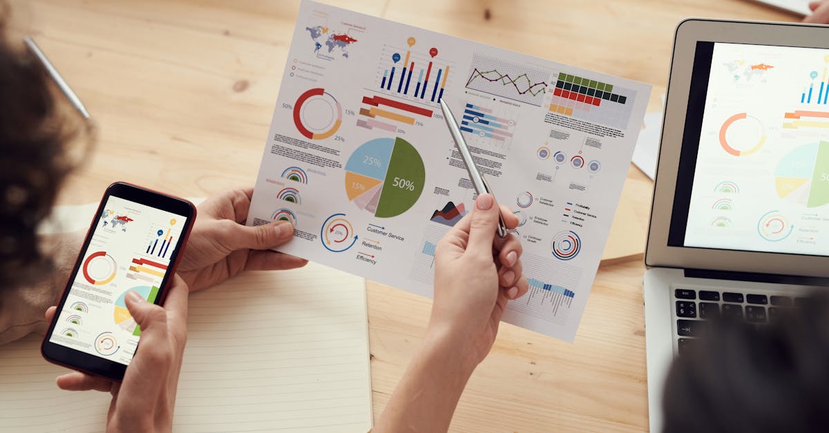 Mesa de trabalho com caderno e computador mostrando dicas práticas de marketing digital