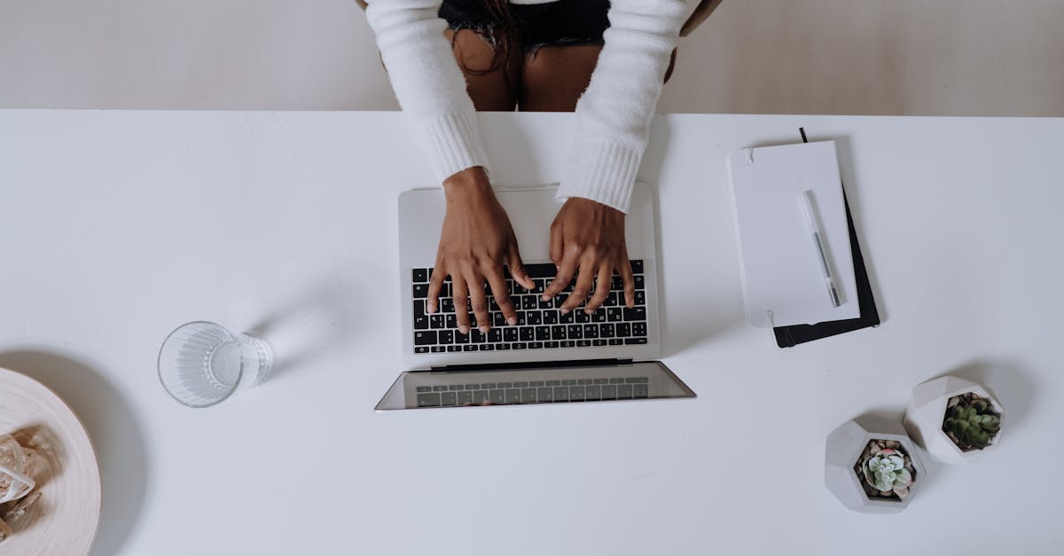 Myos digitando em teclado ilustrando dicas práticas para criar conteúdo