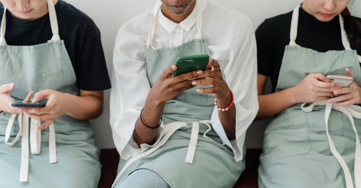 Usuário segurando celular mostrando conversa ativa em grupo no WhatsApp