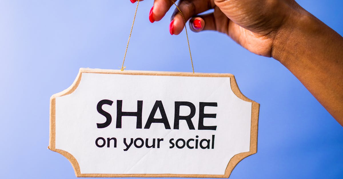 Pequeno empresário usando redes sociais para promover seu negócio online