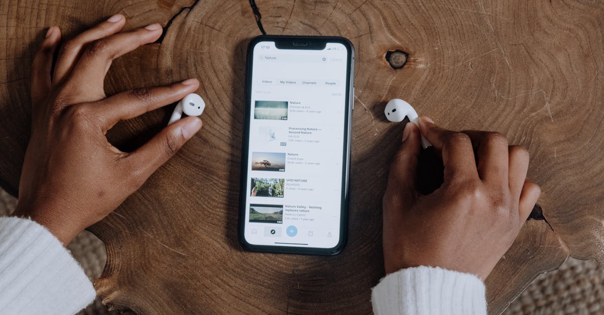 Pessoa anotando dicas práticas para aumentar engajamento no Instagram