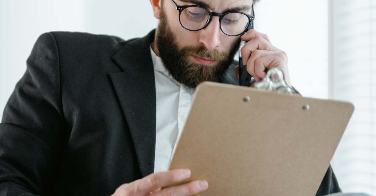 Pessoa anotando uma lista de verificação para corrigir problemas em vídeos