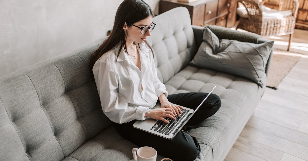 Pessoa analisando dados no laptop com gráficos na tela