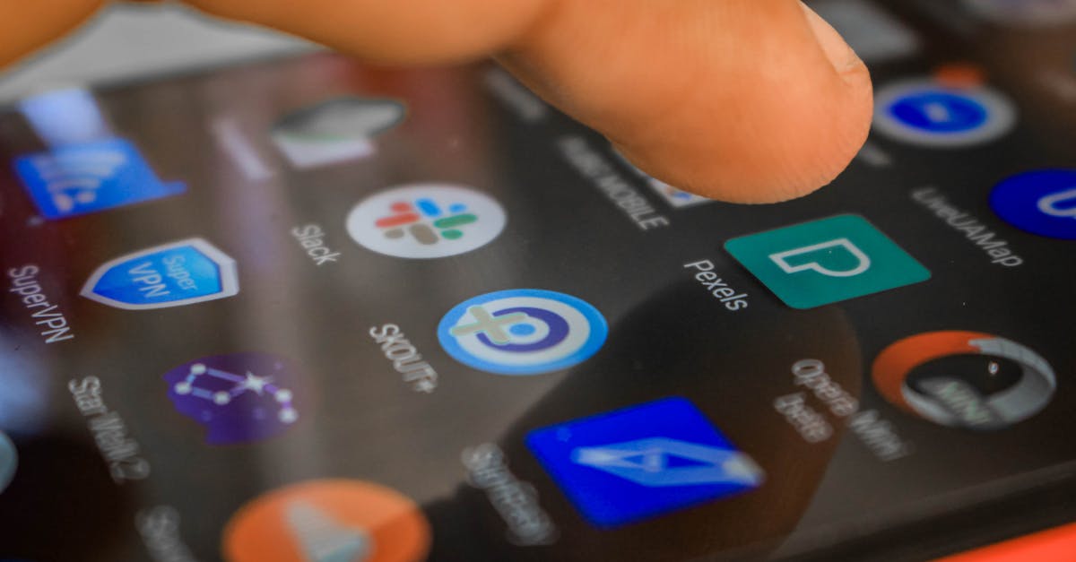 Pessoa utilizando aplicativos gratuitos no celular para aumentar engajamento