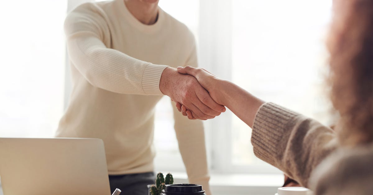 Pessoas colaborando e discutindo estratégias de crescimento digital em grupo