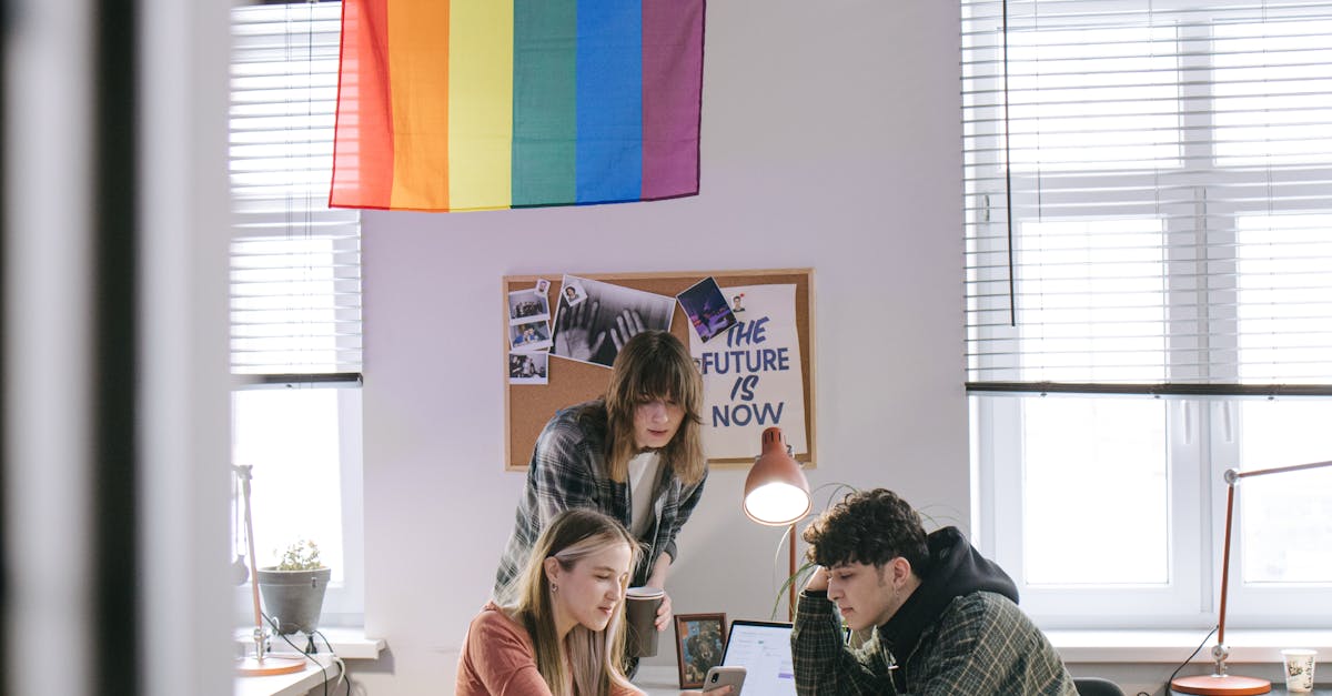 Pessoas colaborando enquanto usam smartphones, representando estratégias práticas