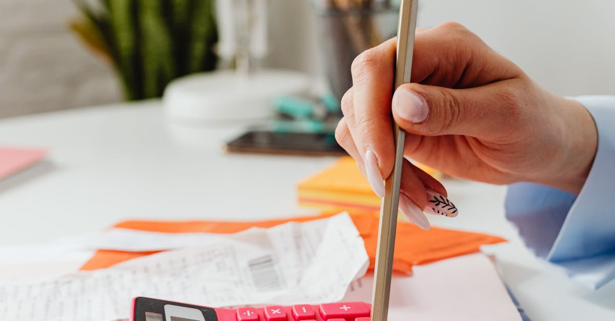 Profissional analisando gráficos e dados para melhorar engajamento no Instagram