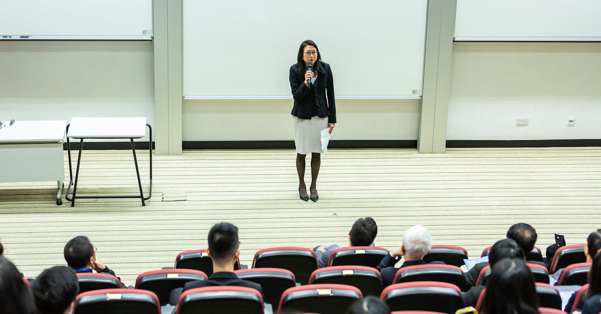 Profissional apresentando estudo de caso com gráficos e dados visíveis