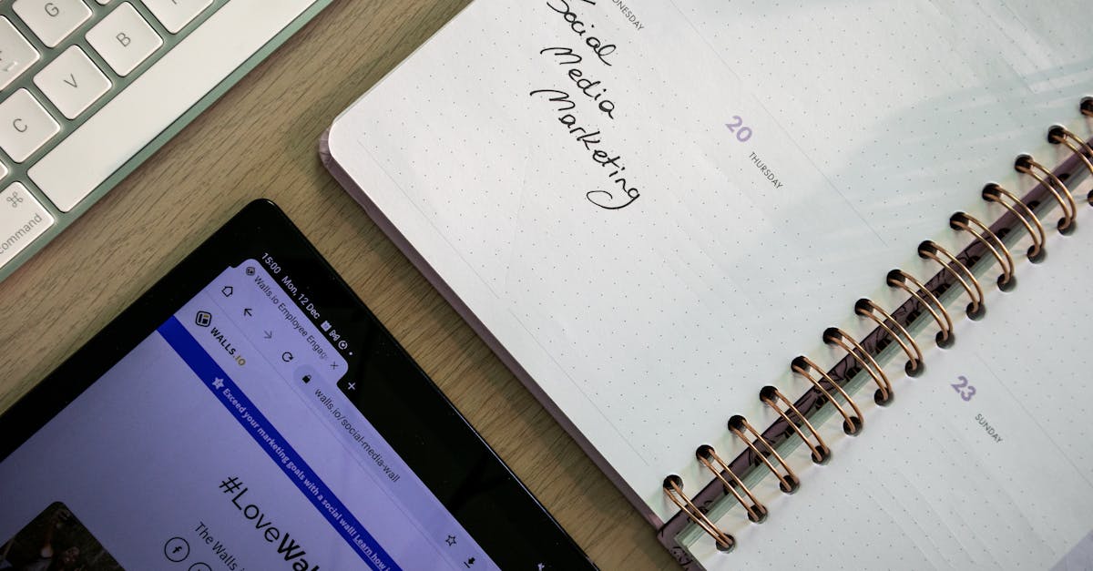 Profissional elaborando estratégias para redes sociais em ambiente de trabalho