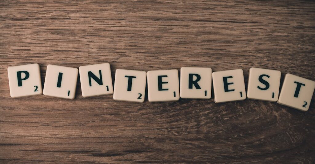 Jovem microinfluenciador interagindo com seguidores nas redes sociais