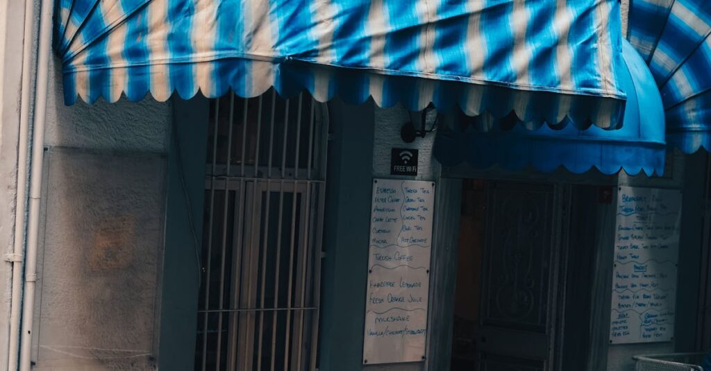 Microempreendedor mostrando seu negócio local para público no Instagram