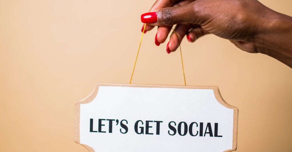 Microinfluenciador local conectando-se com pessoas em evento comunitário