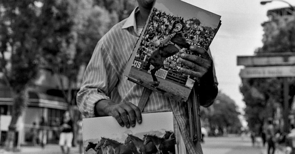 Microinfluenciador local criando conteúdo de storytelling no celular