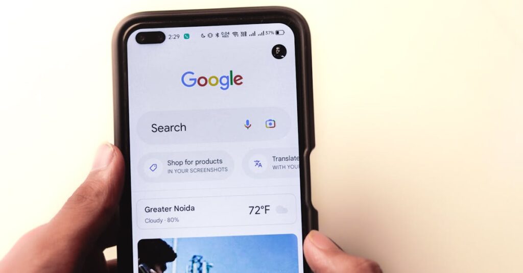 Pequeno empresário utilizando rede social em smartphone para divulgação