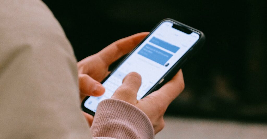 Pessoa analisando crescimento e seguidores reais nas redes sociais