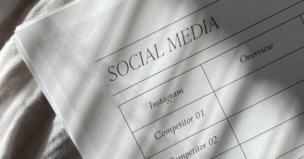 Pessoa analisando estratégia de marketing para Instagram no computador