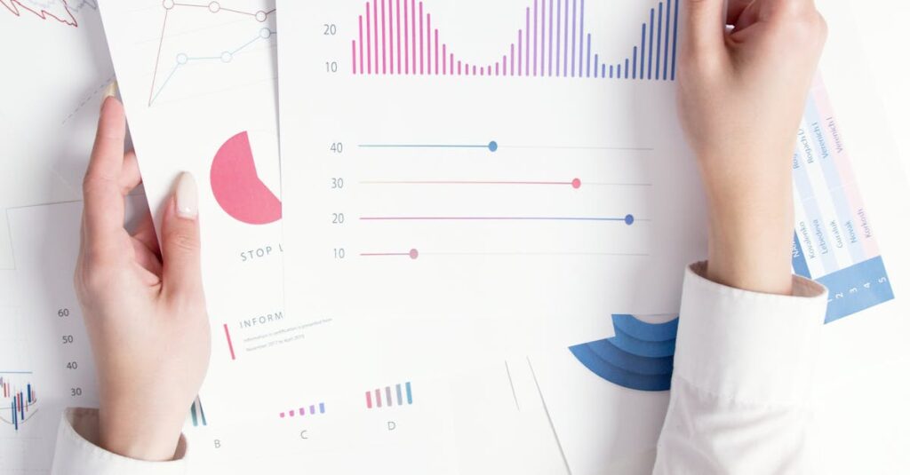 Pessoa analisando gráficos de crescimento no Instagram em um laptop