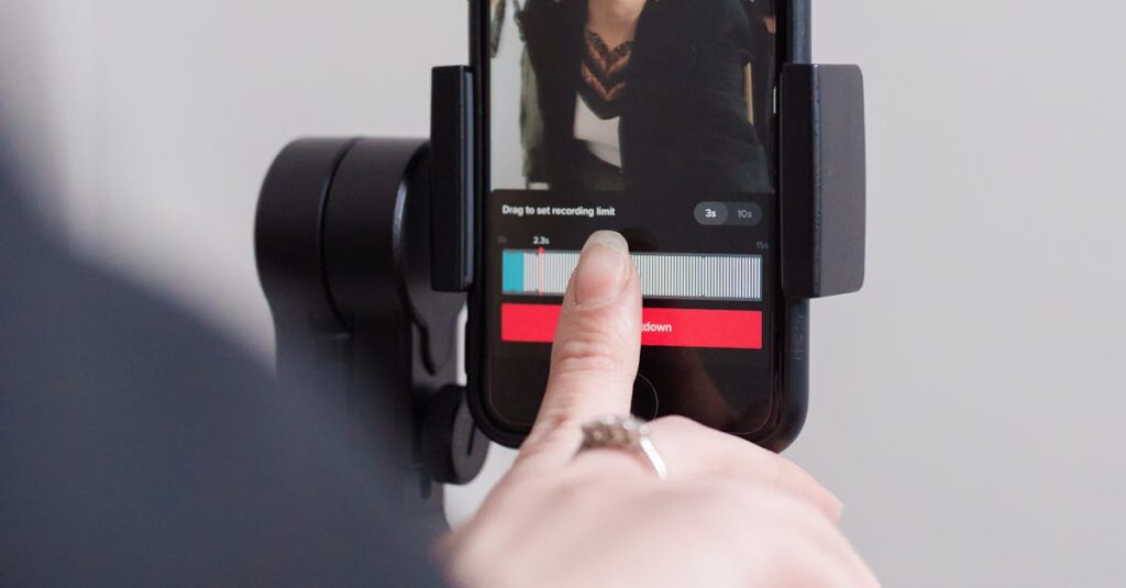 Pessoa analisando gráficos de engajamento e algoritmo do TikTok no celular