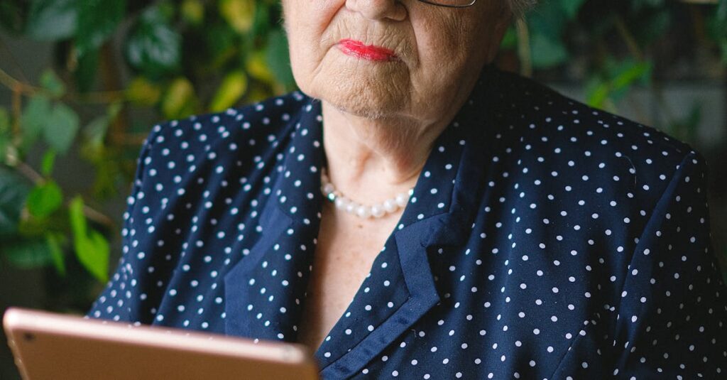 Pessoa animada segurando celular com gráficos de crescimento nas redes sociais