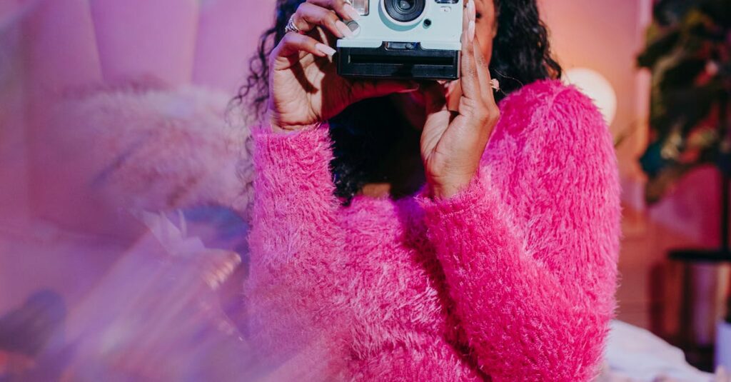 Pessoa criando vídeo para Instagram Reels com smartphone