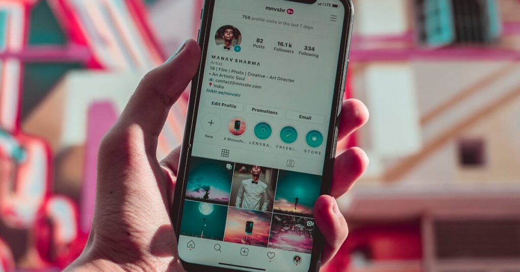 Pessoa frustrada olhando para estatísticas de engajamento no Instagram