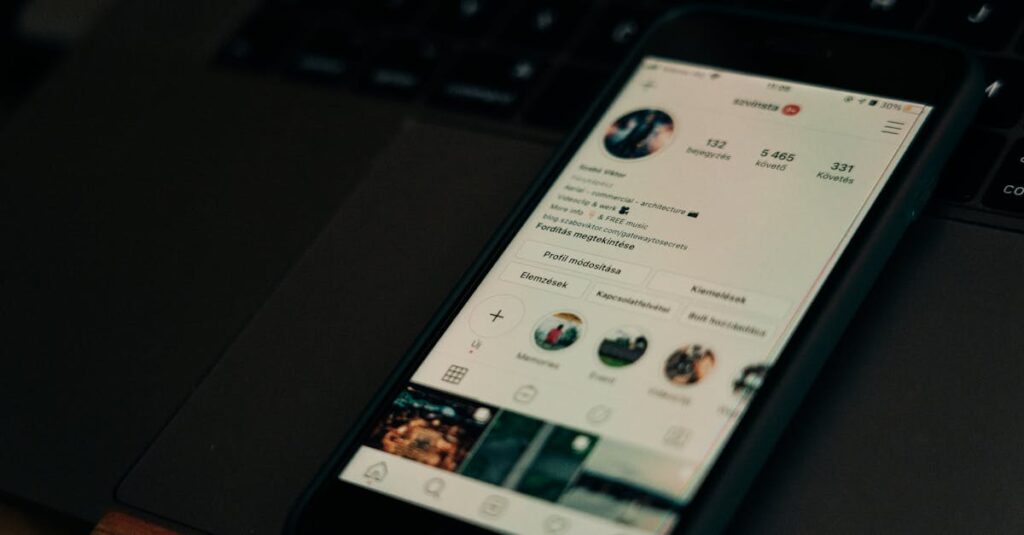 Pessoa frustrada olhando para o celular com poucas interações no Instagram